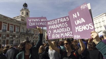 Manifestaci&oacute;n en la madrile&ntilde;a Puerta del Sol el 8 de marzo. Un grupo de mujeres concluy&oacute; ese d&iacute;a su huelga de habre para denunciar la violencia machista.