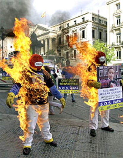 La protesta de <i>SOS Papá</i> frente al Congreso de los Diputados.