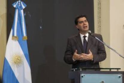 Fotografía cedida por la Presidencia Argentina en la que se observa al jefe de gabinete argentino Jorge Capitanich durante una rueda de prensa en la Casa Rosada en Buenos Aires (Argentina).