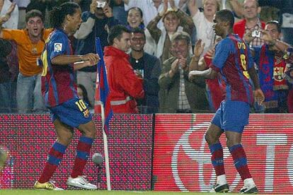 Eto&#39;o y Ronaldinho celebran con un baile el gol del camerunés, el primero del Barça.