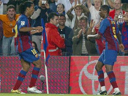 Eto'o y Ronaldinho celebran con un baile el gol del camerunés, el primero del Barça.