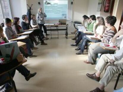 Alumnos acuden a una clase en el 'euskaltegi' Juan Mateo Zabala en Bilbao.