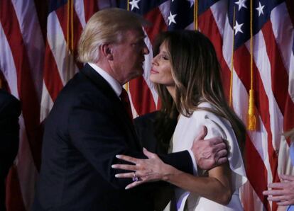 El candidato republicano, Donald Trump, besa a su mujer, Melania, tras conocer los resultados electorales.