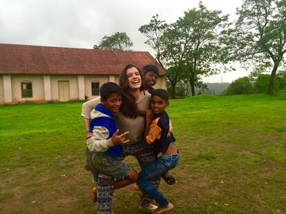 El fin de la carrera coincidió con una ola de cambios personales para Verónica Orozco. Decidió que aquel era el momento ideal para hacer la maleta y viajar a India. Lo hizo de la mano de la ONG Amics de Mumbai. Esta estudiante de ADE de Barcelona, de 22 años, brindó su apoyo en un orfanato de la ciudad india, ofreciendo apoyo escolar a jóvenes de entre 3 y 20 años. "Volví a España más consciente, con la sensación de que aquí me sobran muchas cosas", explica. Dos de cada tres universidades ha impulsado algún proyecto de voluntariado relacionado con la infancia, según un estudio publicado el año pasado por la Fundación Mutua Madrileña.