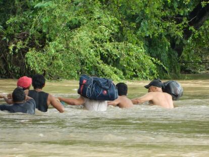 Un grupo de personas huye de la zona inundada por un río en Oaxaca, México.