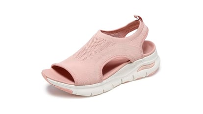 Sandalias Skechers sobre fondo blanco.