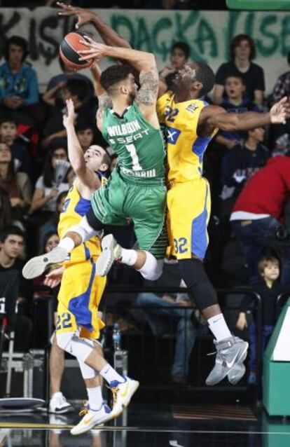 Mbakwe, del Maccabi, y Wilbekin, del Darussafaka, ayer.