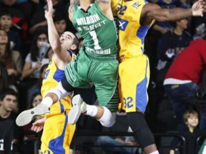 Mbakwe, del Maccabi, y Wilbekin, del Darussafaka, ayer.