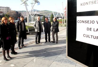 Blanca Urgell y Josune Ariztondo, ayer, junto a otros miembros del Consejo Vasco de la Cultura, a la entrada de la reunión celebrada en el palacio Euskalduna, en Bilbao.