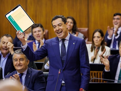 El presidente andaluz, Juan Manuel Moreno, muestra una tableta en una de sus intervenciones en la sesión de control al Gobierno que ha tenido lugar este jueves en el Parlamento de Andalucía en Sevilla.