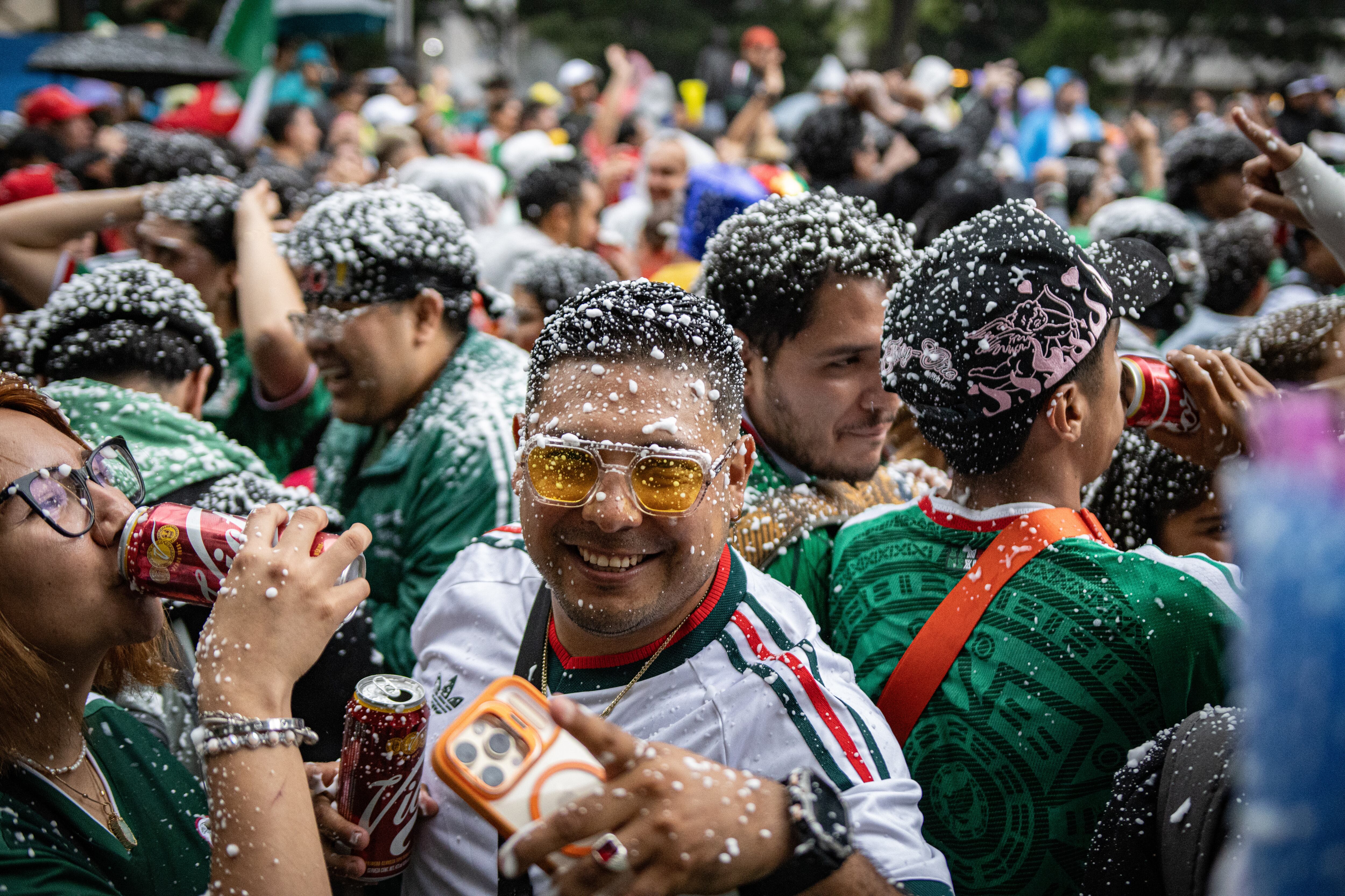 Aficionados festejan los triunfos de la selección mexicanan en Ciudad de México, este miércoles.