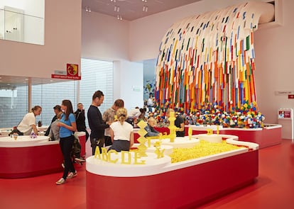 La plaza, el parque infantil, nueve de las terrazas y la zona hostelera y comercial de la nueva Lego House son de entrada libre.