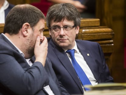 El presidente Carles Puigdemont, junto a Oriol Junqueras.