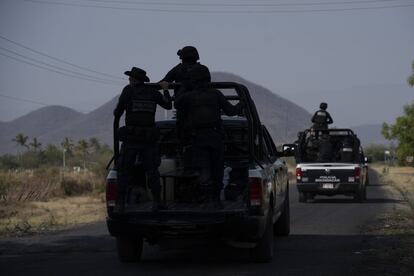 Policía de Michoacán en la carretera que conecta Aguililla con Apatzingán. La vialidad llevaba cortada desde diciembre por las zanjas que cavan las mafias de la región, pero ha sido reabierta para que pudiera llegar el nuncio.
