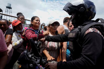 Un enfrentamiento dentro de la prisin de Santo Domingo, en el centro norte de Ecuador, ha dejado al menos 41 reos muertos.