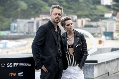 El director de la película 'Seberg', Benedict Andrews, junto a la actriz protagonista del filme, Kristen Stewart, posan para la prensa durante la 67ª edición del Festival de San Sebastián.