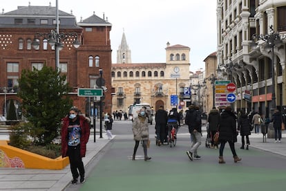 Ordoño II fue rey de León en el siglo X y hoy da el nombre a una de las calles más céntricas y comerciales de la ciudad. Peatonalizada desde el octubre pasado, la próxima obra consiste en instalar 20 monolitos de piedra con nombres de reyes y reinas de León.