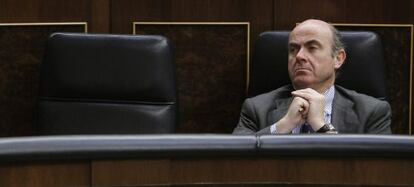 El ministro de Economía y Competitividad, Luis de Guindos en su escaño en el Congreso.