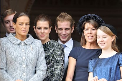 Carolina de Mónaco con sus cuatro hijos: Andrea, Carlota y Pierre Casiraghi, Alexandra de Hannover y con su hermana Estefanía.