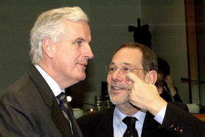 El ministro de Exteriores francés, Michel Barnier, y el alto representante de la UE, Javier Solana, ayer en Bruselas.