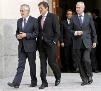 Los presidentes de Andalucía, José Antonio Griñán; Asturias, Javier Fernández y Murcia, Ramón Luis Valcárcel (i a d); momentos antes de asistir hoy en el Senado a la V Conferencia de Presidentes, que buscará un compromiso de déficit y una imagen de unidad ante Europa.