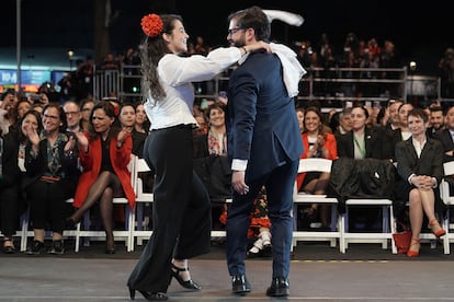 Gabriel Boric y su pareja Paula Carrasco bailan cueca en la inauguración de la fonda del parque O' Higgins, en Santiago, el 16 de septiembre de 2024.