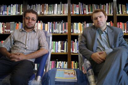 Sajad Gaderzadeh, el hijo mayor de Sakineh Ashtianí (izquierda), y Javid Houtan Kian, el abogado de esta.