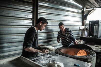 Yousef prepara el pan en la tienda de Abu Omar, el propietario.