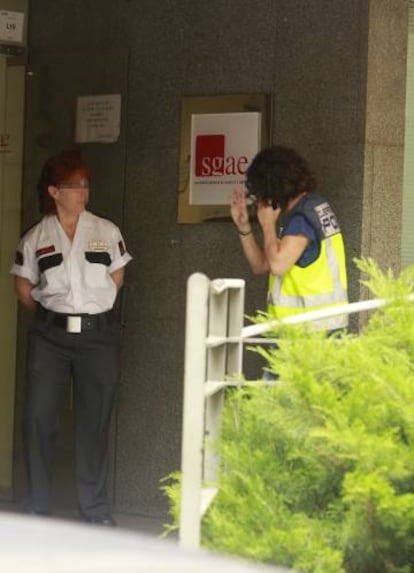 Efectivos policiales en la sede de la SGAE en Madrid.
