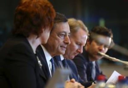 La presidente de la Comisión de Asuntos Económicos del Parlamento Europeo (PE), Sharon Bowles, (i), y el presidente del Banco Central Europeo, Mario Draghi, (2-i), durante un encuentro en Bruselas hoy.