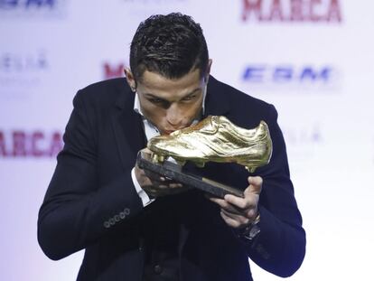 Cristiano Ronaldo besa la Bota de Oro.