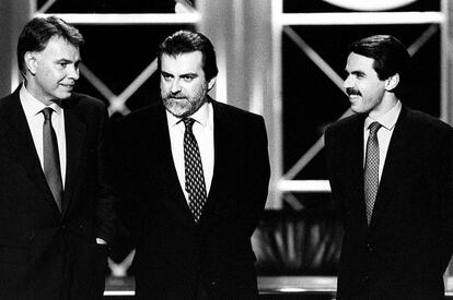 Los primeros debates electorales celebrados en España tuvieron lugar en 1993. Felipe González, entonces presidente del Gobierno, y José María Aznar, líder y candidato del PP, confrontaron sus propuestas en dos debates. En la imagen aparecen junto a Luis Mariñas, el moderador escogido por Tele 5, cadena que emitió el debate el 31 de mayo de 1993, un lunes, a las 10 de la noche.