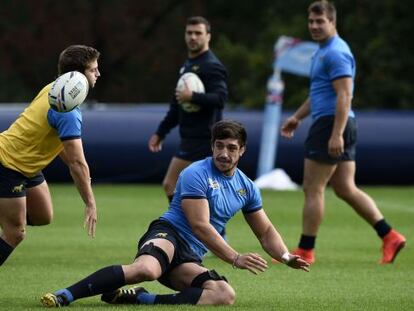 Lavanini pasa el bal&oacute;n durante un entrenamiento en Pennyhill Park, en Londres. 