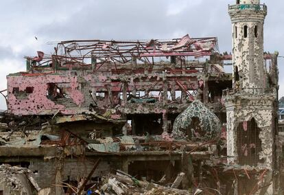 Edificios y una mezquita destruidos en Marawi City (Filipinas), el 25 de octubre de 2017, donde las Fuerzas Armadas de Filipinas derrotaron a los rebeldes yihadistas afines al Estado Islámico tras cinco meses de combates que han dejado más de un millar de muertos.