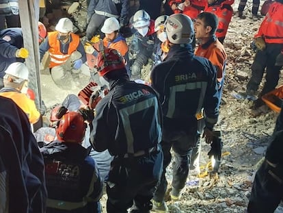 TURQUÍA, 12/02/2023.-El Equipo de Respuesta Inmediata de la Comunidad de Madrid (Ericam) desplazado a Turquía ha rescatado este domingo a una mujer de 50 años cuando se cumplen seis días del devastador terremoto en el que han muerto hasta ahora casi 30.000 personas. Fuentes del 112 han resaltado que la mujer, que ha sido rescatada esta tarde, se encuentra estable y está siendo atendida en estos momentos por los sanitarios.EFE/E112***SOLO USO EDITORIAL/SOLO DISPONIBLE PARA ILUSTRAR LA NOTICIA QUE ACOMPAÑA (CRÉDITO OBLIGATORIO)***