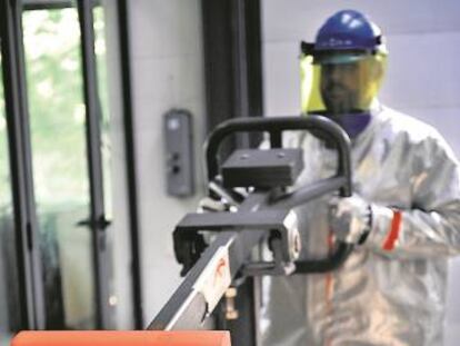 Un trabajador en el centro de ArcelorMittal en Avilés. 