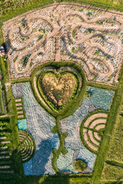 Vista aérea del jardín Des Partages en proceso de sembrado, en Vallee de la Millière, al oeste de París.