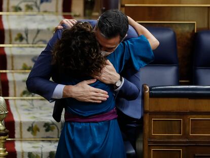 El presidente del Gobierno, Pedro Sánchez, y la ministra de Hacienda y Función Pública, María Jesús Montero, se abrazan tras lograr la aprobación de los Presupuestos Generales del Estado de 2022, este jueves en el Congreso.