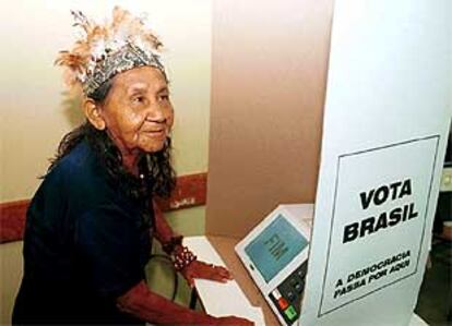Una brasileña de la tribu de los Satere Mawe vota en una urna electrónica de la ciudad amazónica de Manaos.