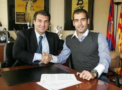 Laporta y Guardiola, el día en que el segundo firmó el contrato que lo convertía en el nuevo entrenador del FC Barcelona.