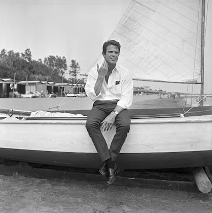Warren Beatty sentado en una barca del Lido venecianoen 1956.