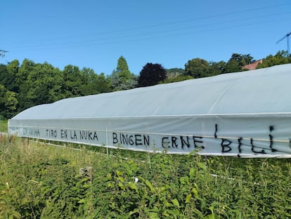 Imagen de las pintadas ameazantes contra el consejero de Seguridad, Bingen Zupiria, en unos invernaderos de Hernani, en una imagen facilitada por el PNV.