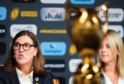 La directora de femenino de World Rugby, Sally Horrox, Alex Teasdale, su homóloga de la federación inglesa de rugby, en el acto de presentación del torneo.
