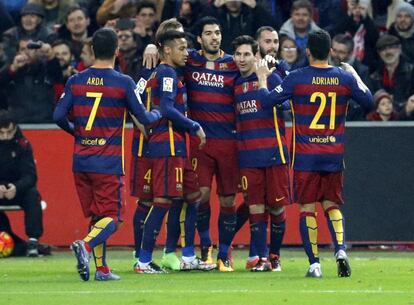 Su&aacute;rez celebra el tercer gol con sus compa&ntilde;eros. 