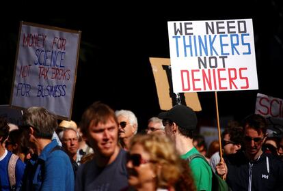 Las manifestaciones alrededor del planeta defendieron la "ciencia como pilar de libertad humana y prosperidad". En la imagen, se aexhibe una pancarta con el lema: 'Nosotros necesitamos pensadores y no negacionistas', en la ciudad de Sídney. El pasado marzo, Donald Trump firmó una orden ejecutiva que elimina los límites a las emisiones contaminantes.