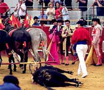 Enrique Ponce aplaude al segundo toro mientras le dan la vuelta al ruedo como premio a su nobleza.