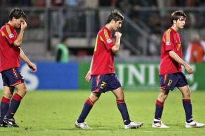 De izda. a dcha., Robuste, Markel y Cesc abandonan el campo tras finalizar el partido.