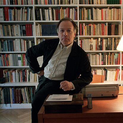 Javier Marías, en su casa de Madrid.