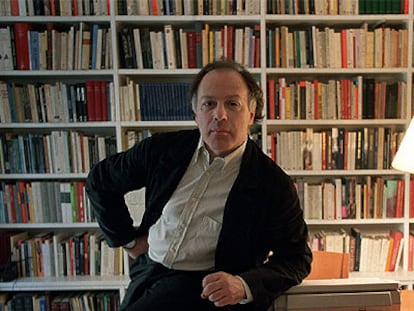 Javier Marías, en su casa de Madrid.