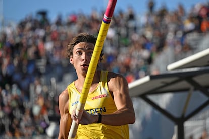 El sueco Armand Duplantis, durante las eliminatorias del Mundial de Atletismo de Oregón.